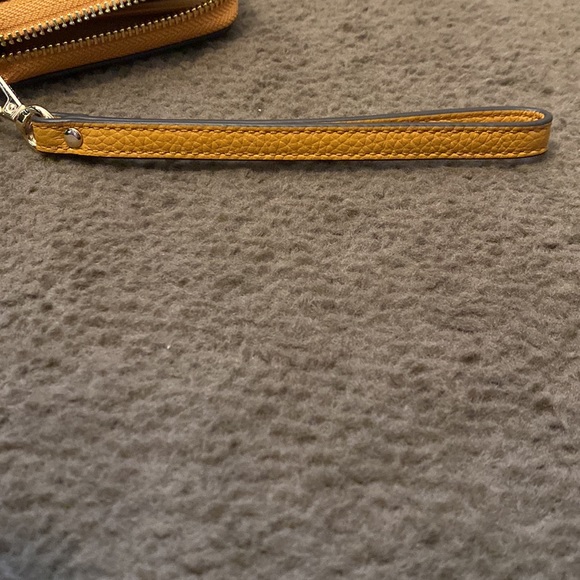 Michael Kors Jet Set Travel Large Leather Phone Case/Wristlet - Picture 9 of 14